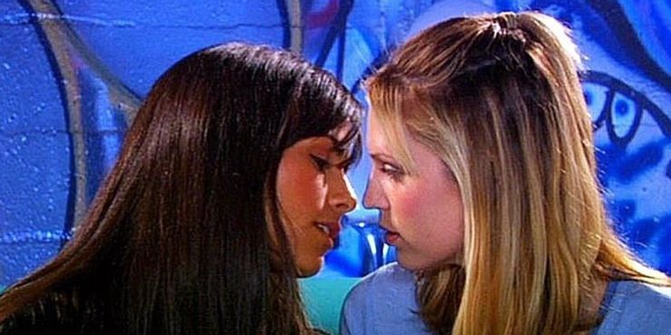 Amy & Lucy Diamond - D.E.B.S (2004)